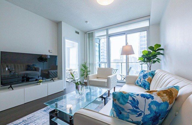 Stunning Bright Condo - MTCC/Jays/CN Tower