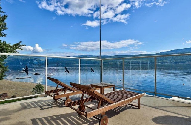 Stunning Cabin Lakeside on the Shuswap