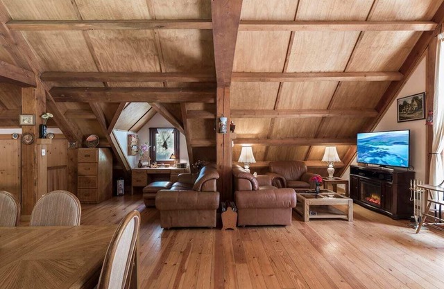 Stunning cabin, rustic decorations, great view of Mts., expansive patio