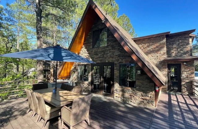 Stunning Cabin, Spacious & Private Decks. Custom Upgrades and Steam Shower!