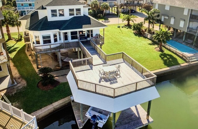 Stunning Canal-Front Home, Fishing, Kayak,paddle boards, Family fun, and more!