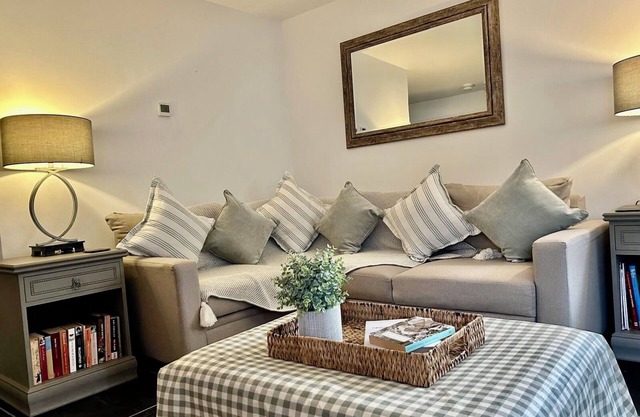 Stunning Canalside Barn - 5 minutes from the "National Memorial Arboretum"
