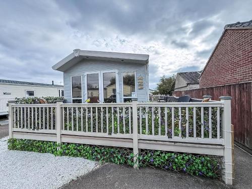 Stunning Caravan With Large Decking At California Cliffs In Norfolk Ref 50001Oc