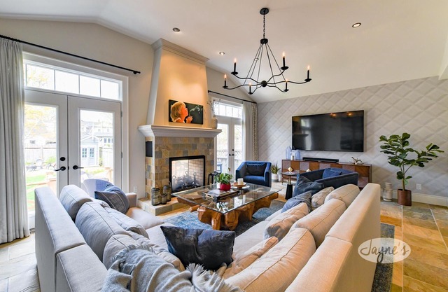 Stunning century home downtown Collingwood! 4bdrm 3bath! Huge Rec Room!
