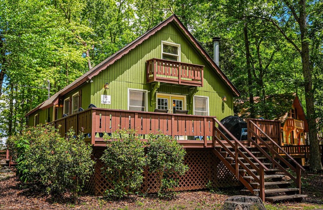 Stunning chalet steps away from amenities and our venue!