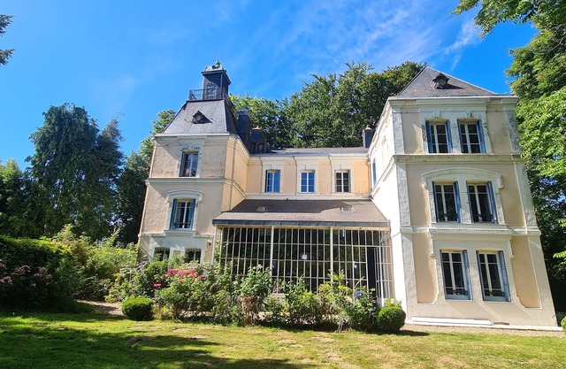 Stunning Chateau with huge Orangery perfect for big groups.