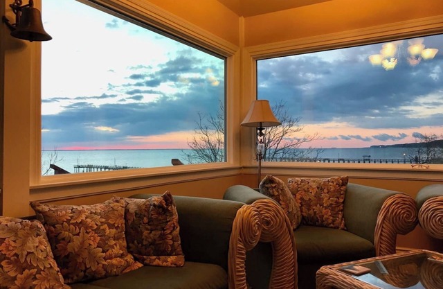 Stunning Chesapeake view from almost ever room, private 15 home community beach, fossils, 450 pier