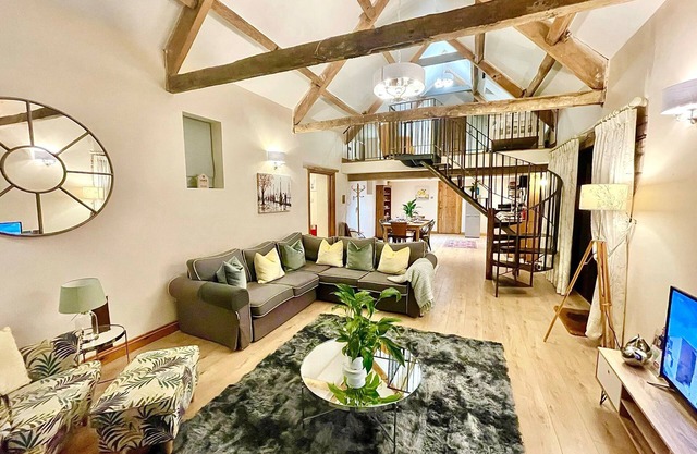Stunning Coach House, Fast Wi-Fi, Hampers, Massage, Hot Tub and dogs welcome!