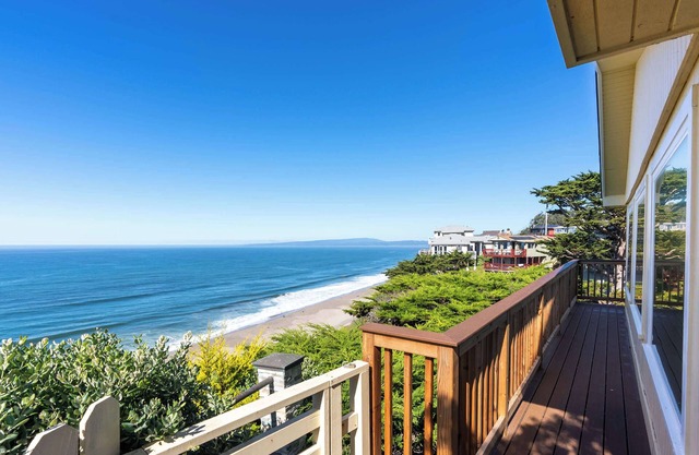 Stunning Coastal Cottage w/Views of Monterey Bay!