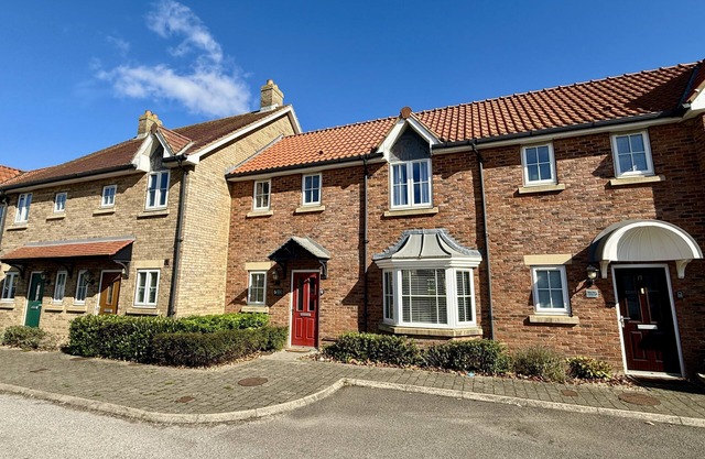 Stunning Coastal Cottage - Sleeping 4 in 2 Bedrooms - Pool and Beach Access Included.