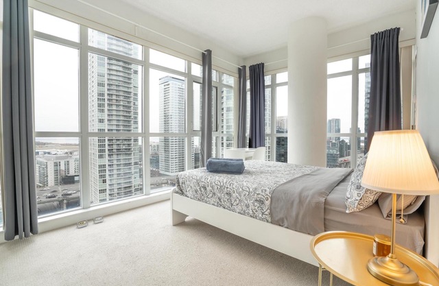 Stunning condo Downtown Toronto with incredible lake views. 5 minutes CN Tower.