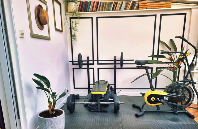 STUNNING CONTEMPORARY HOUSE ON PEAKS OF BELSTEAD HILLS