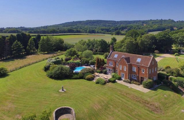 Stunning Country Estate & Pool 45 mins by train from London in 10 acres