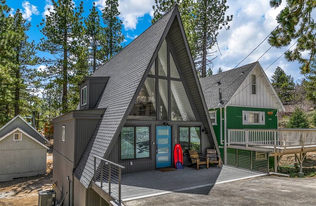 Stunning dog-friendly cabin with pool table, washer/dryer & central AC