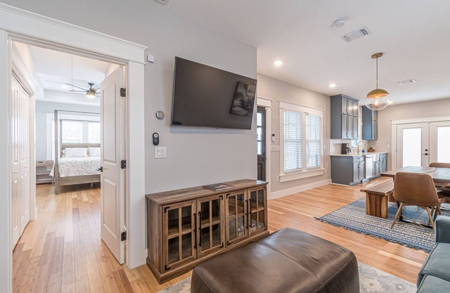 Stunning Downtown Lavaca home - Convention Center, Riverwalk & more - w/HotTub