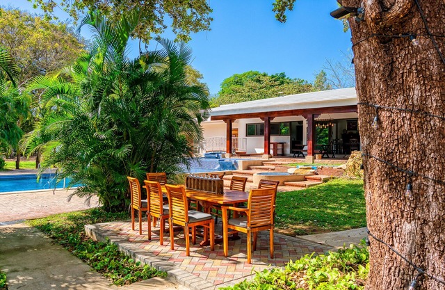 Stunning Farmhouse, Private Pool, 7 BR, 8 BTH, Amazing fruit gardens, parking