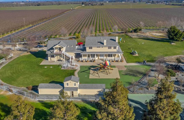 Stunning Galt Vineyard: Grill & Tennis Court!