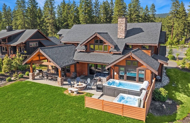 Stunning GOLF COURSE HOME with SWIM SPA! 300 yards from the Winery!