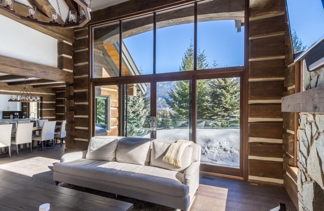 Stunning High End Luxury Chalet in prestigious Blueberry Hills, Sleeps 12