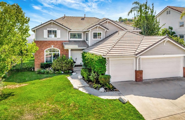 Stunning Hilltop 5BR W/View & Hot Tub!