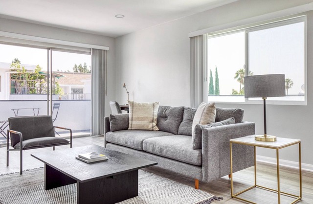 Stunning Hollywood 1BR w/Pool, walk to metro, restaurants, by Blueground