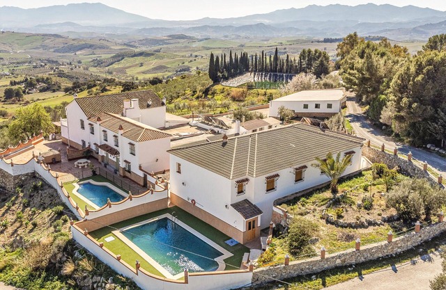 Stunning home in Casarabonela with kitchen