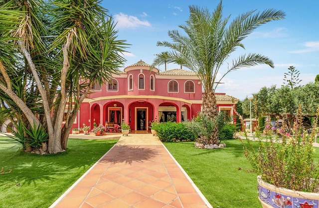 Stunning home in Elche
