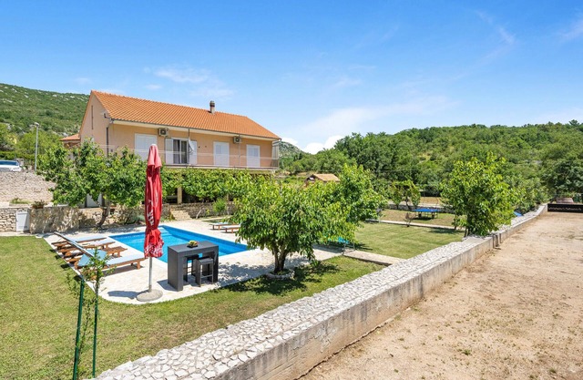 Stunning home in Slivno with kitchen