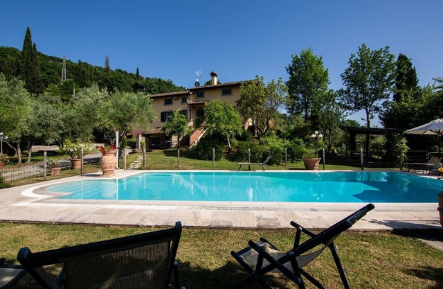 Stunning private villa with WIFI, A/C, private pool, TV, terrace and pets allowed, close to Arezzo