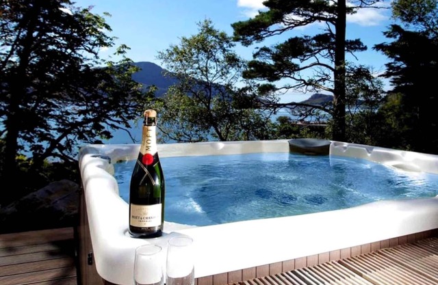 Stunning Knoydart Studio, Best Hot Tub View for 2, E-Bike Hire & Pet Friendly