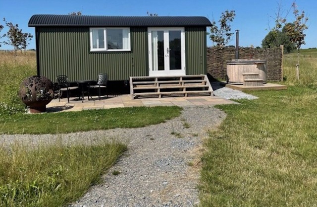 Stunning Lakeside Shepherd's Hut - Hot Tub & Sauna