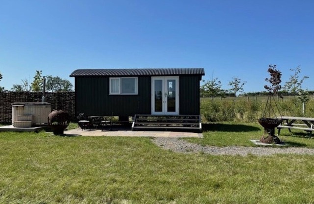 Stunning Lakeside Shepherd's Hut - Hot Tub & Sauna