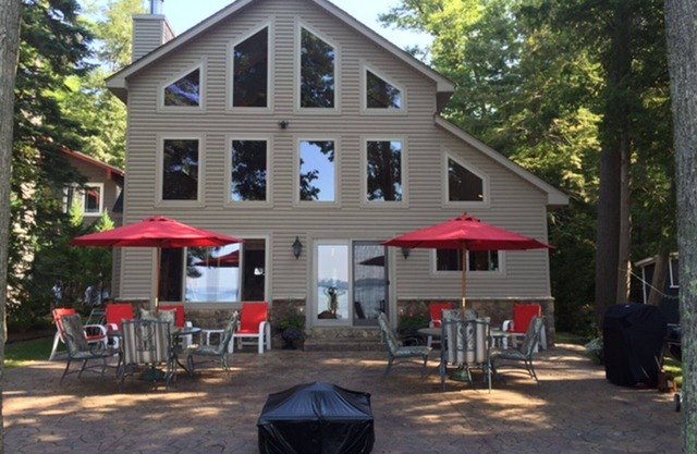 STUNNING Lakehouse-All Four Seasons ON BEAUTIFUL HIGGINS LAKE