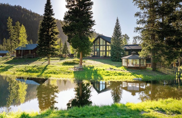 Stunning lake/mountain views, adjoining cabin, pet friendly, near Lake Granby!