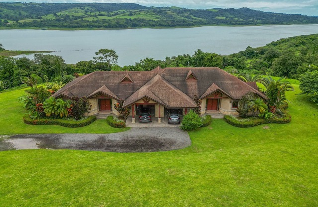 Stunning Lake View Home with a Hot tub, WIFI, & Dog Friendly