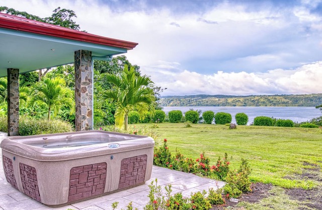 Stunning Lake & Volcano Views - HOT TUB!