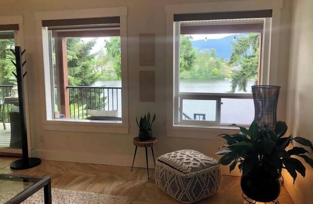 Stunning Lakefront Suite in the Heart of the City