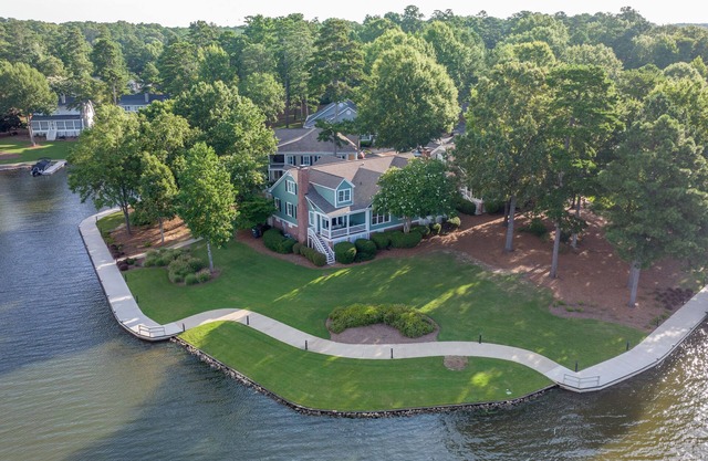 Stunning Lakefront Views of Lake Oconee from every window