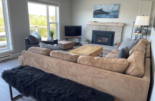 Stunning Lakeside Retreat in Tors Cove – Nature Lover’s Paradise!
