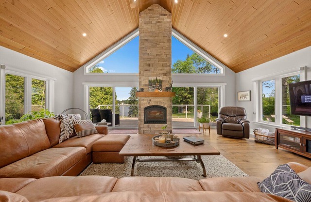 Stunning Lakeview Cottage