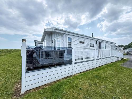 Stunning Lodge With Full Sea Views And Decking At Broadland Sands Ref 20076Cf
