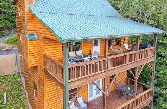 Stunning Log Cabin w/Mtn. Views min. from Downtown Clayton, GA! Dog Friendly