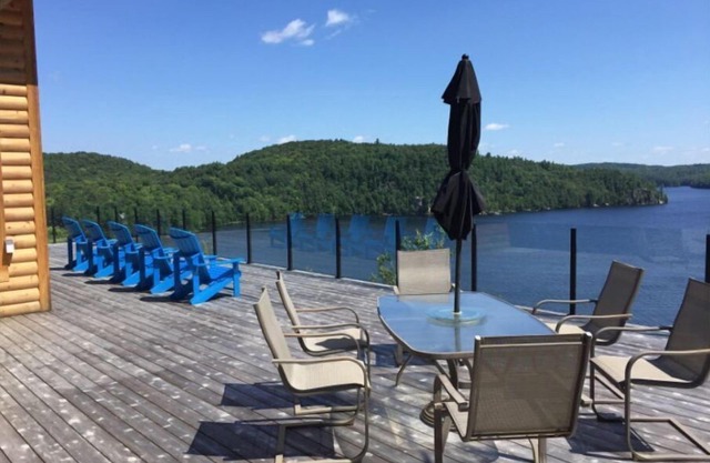 Stunning log cottage with beach on Redstone lake