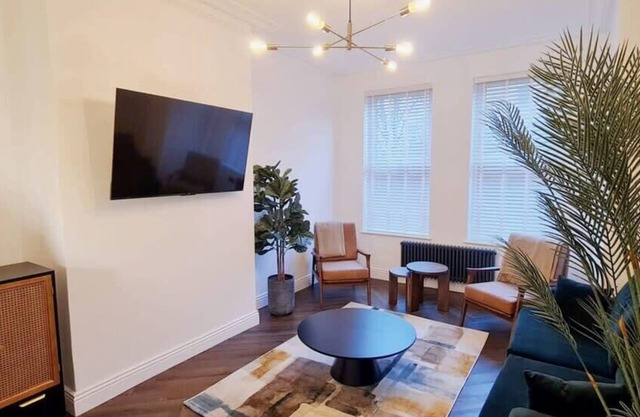 Stunning Luxury Spacious 5-Bedroom Home Nr City