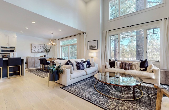 Stunning Luxurious Townhouse, Two Primary Suites, Private Garage, Hot Tub