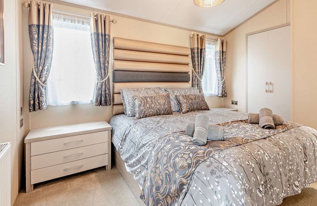 Stunning Luxury 2-Bed Lodge Near to New Forest and Milford on Sea Sleeps 6