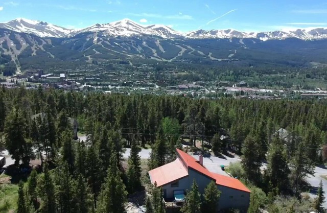 ⭐️Stunning Luxury Remodel, 5 min town, hot tub, near shuttle route! New kitchen