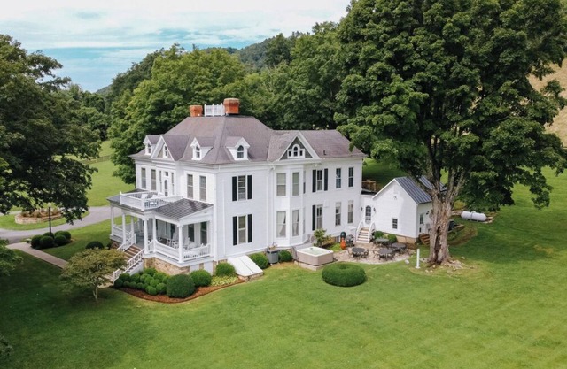 Stunning Manor home with spectacular mountain views, hot tub, and firepit