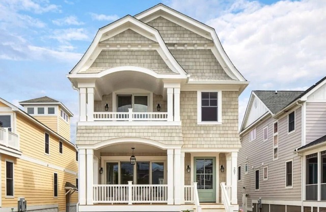 Stunning Marnie Custom Home Walk to Beach & Town