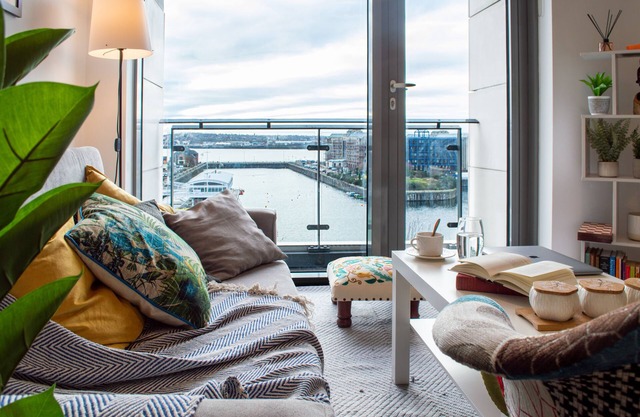 Stunning Mersey View Apartment with Parking & Amenities in Liverpool